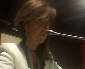 MMV Language Services S.L. mujer frente a micrófono 